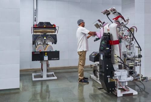 Automated garment finishing machine